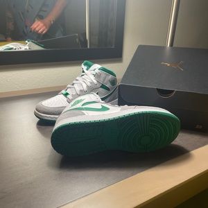 Jordan 1 Mid SE GS “Grey Pine Green” Size 4Y Original Box.